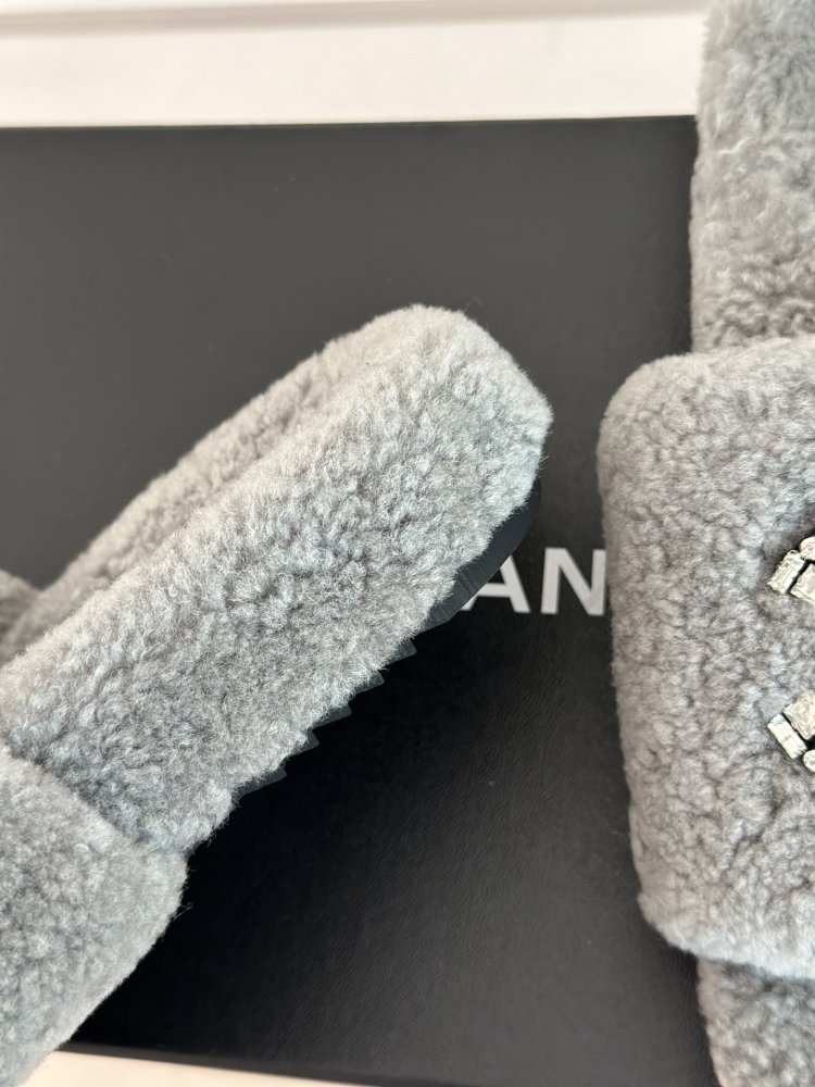 Пушистые меховые тапочки Chanel фото 6