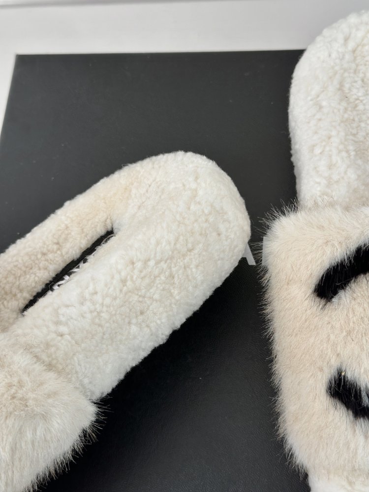 Пушистые меховые тапочки Chanel фото 6