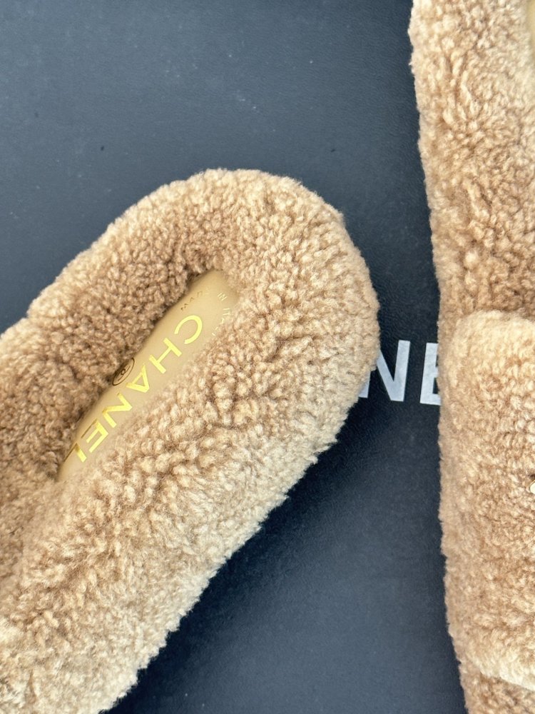 Пушистые меховые тапочки Chanel фото 6