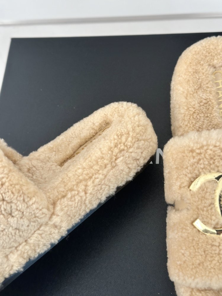 Пушистые меховые тапочки Chanel фото 6