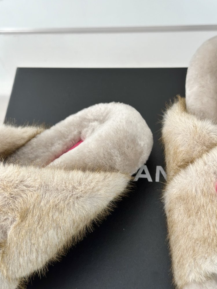 Пушистые меховые тапочки Chanel фото 6