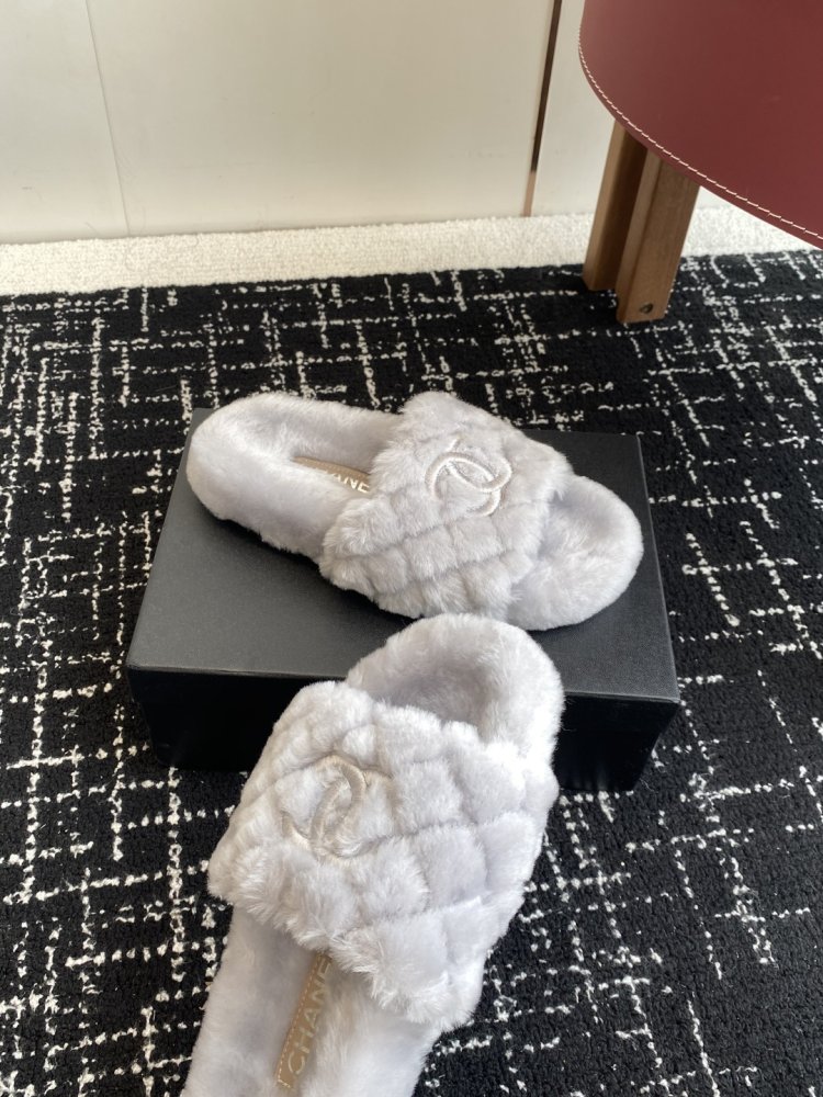 Пушистые меховые тапочки Chanel фото 6