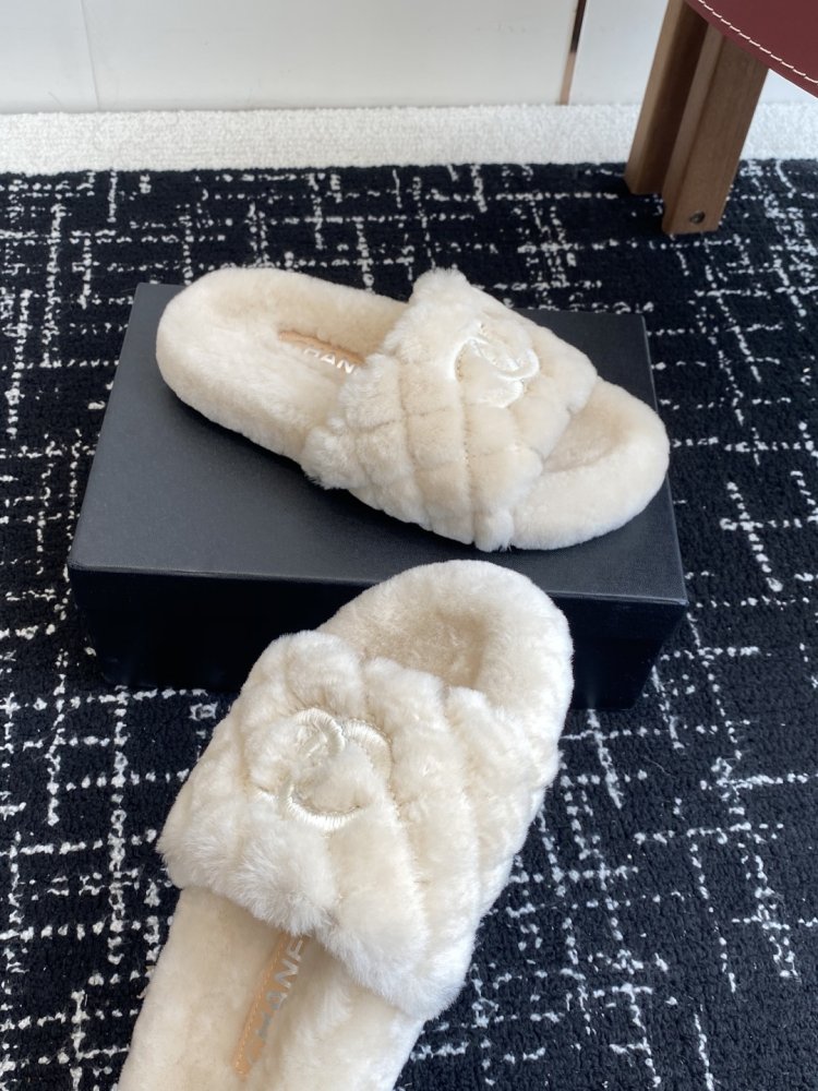 Пушистые меховые тапочки Chanel фото 6
