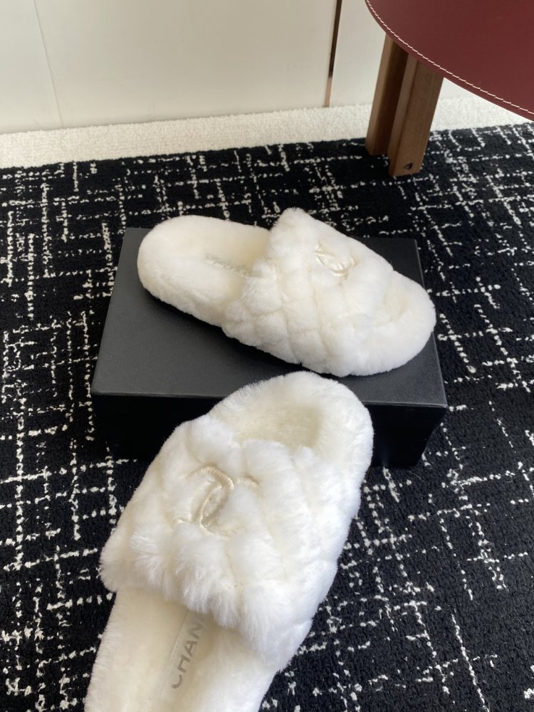 Пушистые меховые тапочки Chanel фото 6
