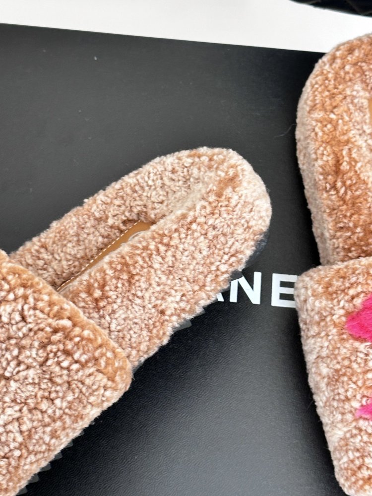 Пушистые меховые тапочки Chanel фото 6