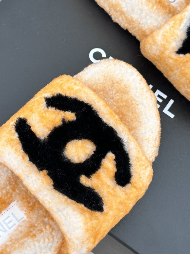 Пушистые меховые тапочки Chanel фото 7