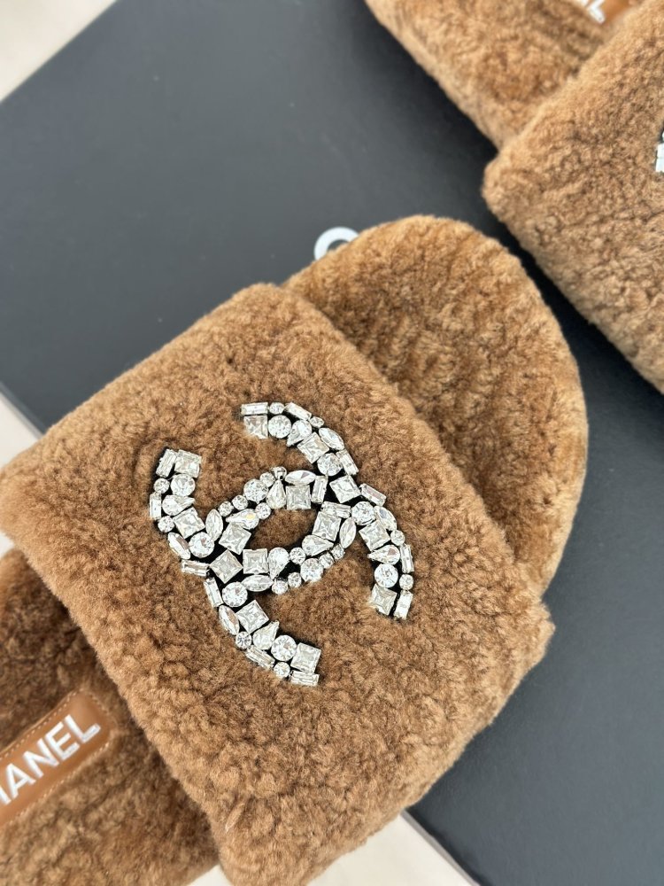 Пушистые меховые тапочки Chanel фото 7
