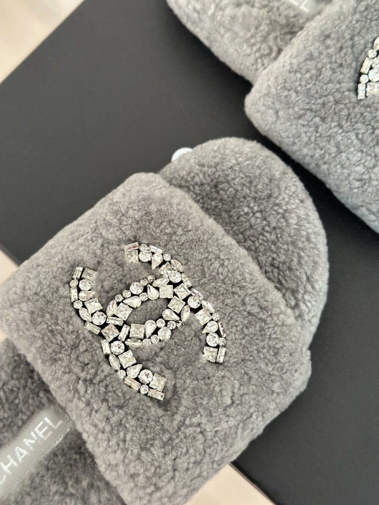 Пушистые меховые тапочки Chanel фото 7