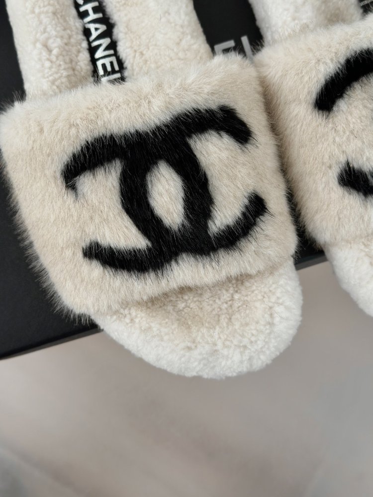 Пушистые меховые тапочки Chanel фото 7