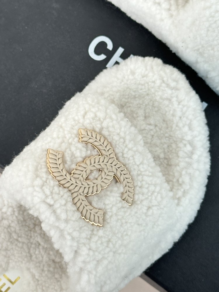 Пушистые меховые тапочки Chanel фото 7