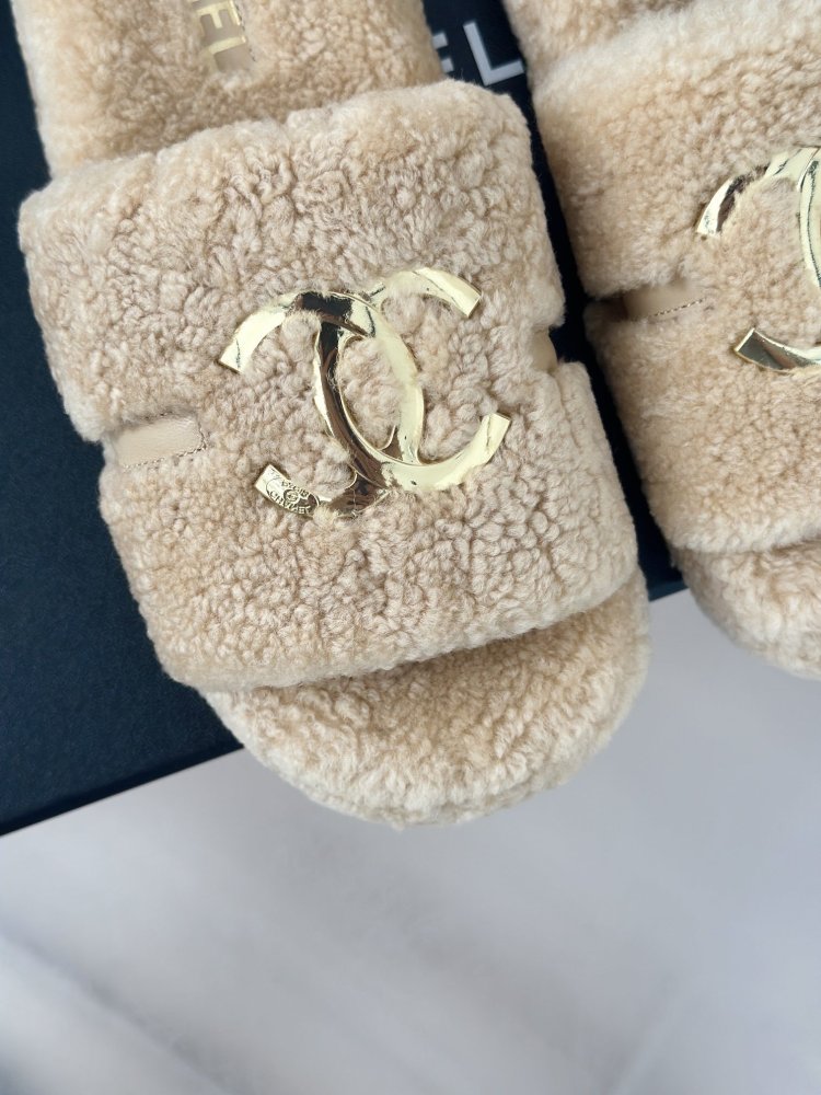 Пушистые меховые тапочки Chanel фото 7