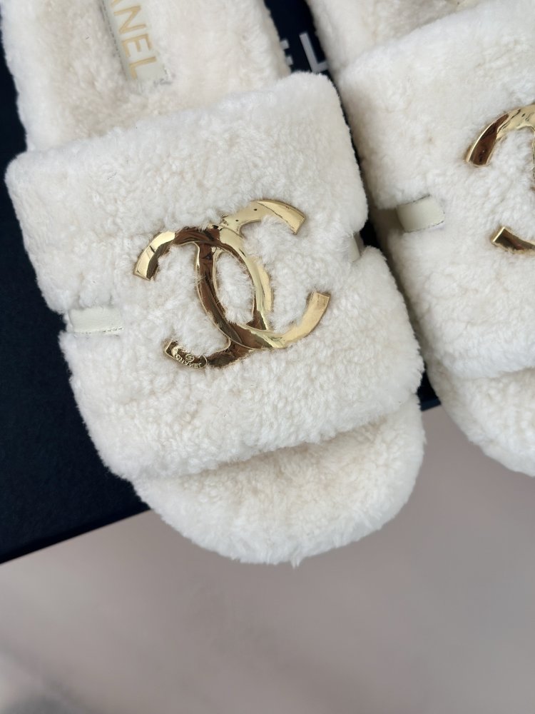Пушистые меховые тапочки Chanel фото 7