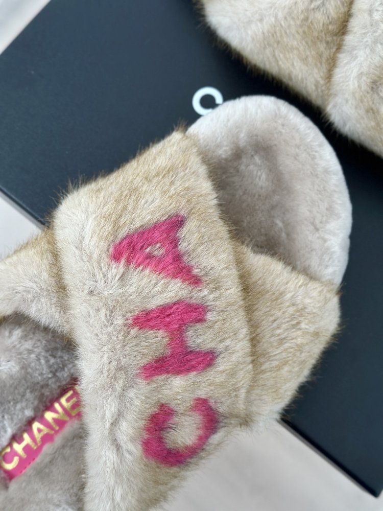 Пушистые меховые тапочки Chanel фото 7