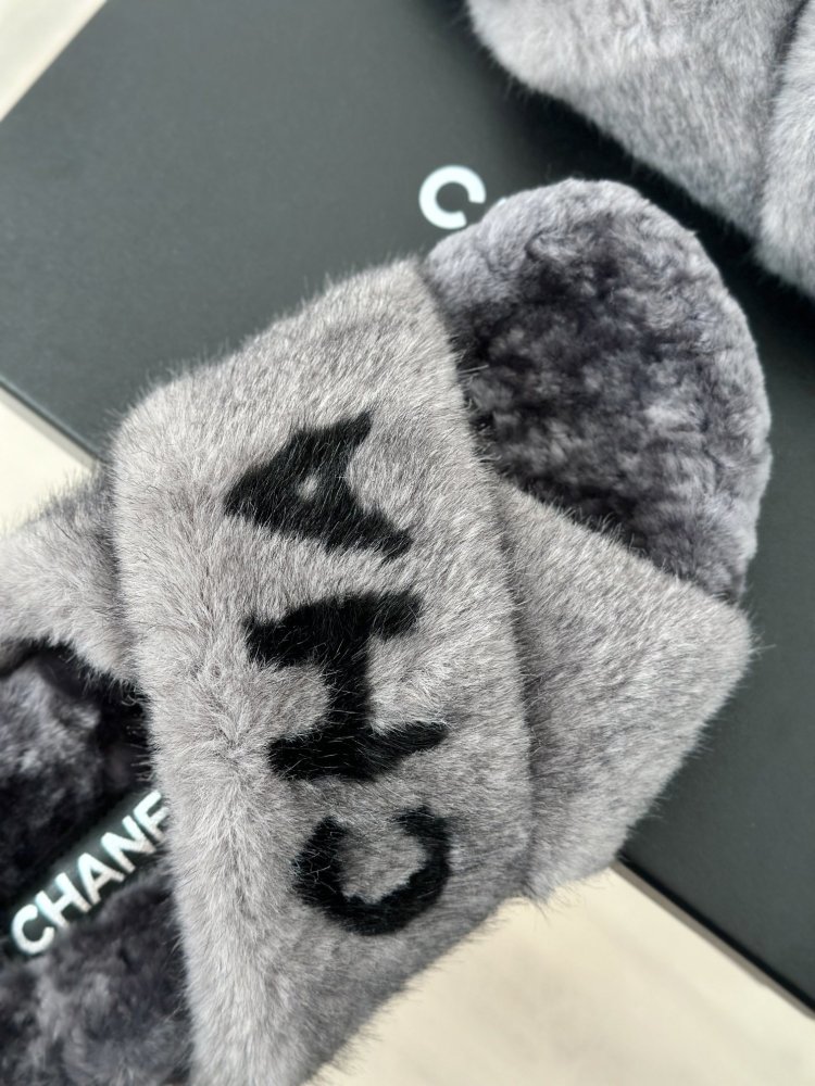 Пушистые меховые тапочки Chanel фото 7