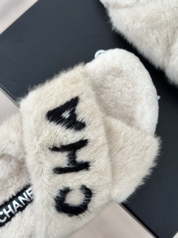 Пушистые меховые тапочки Chanel фото 7