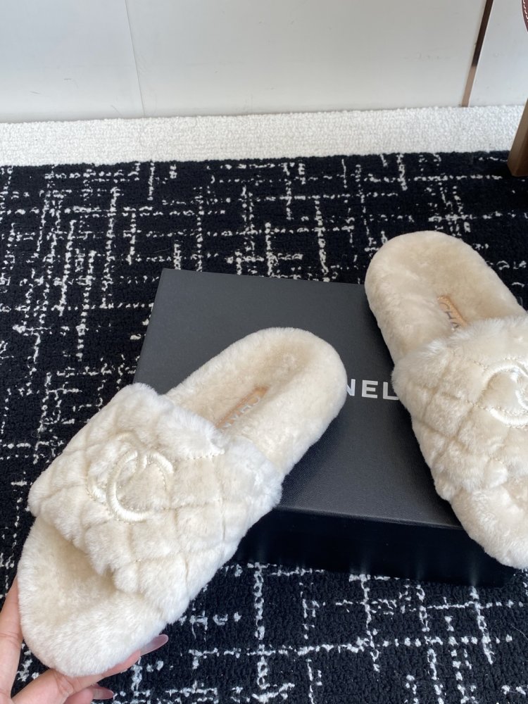 Пушистые меховые тапочки Chanel фото 7