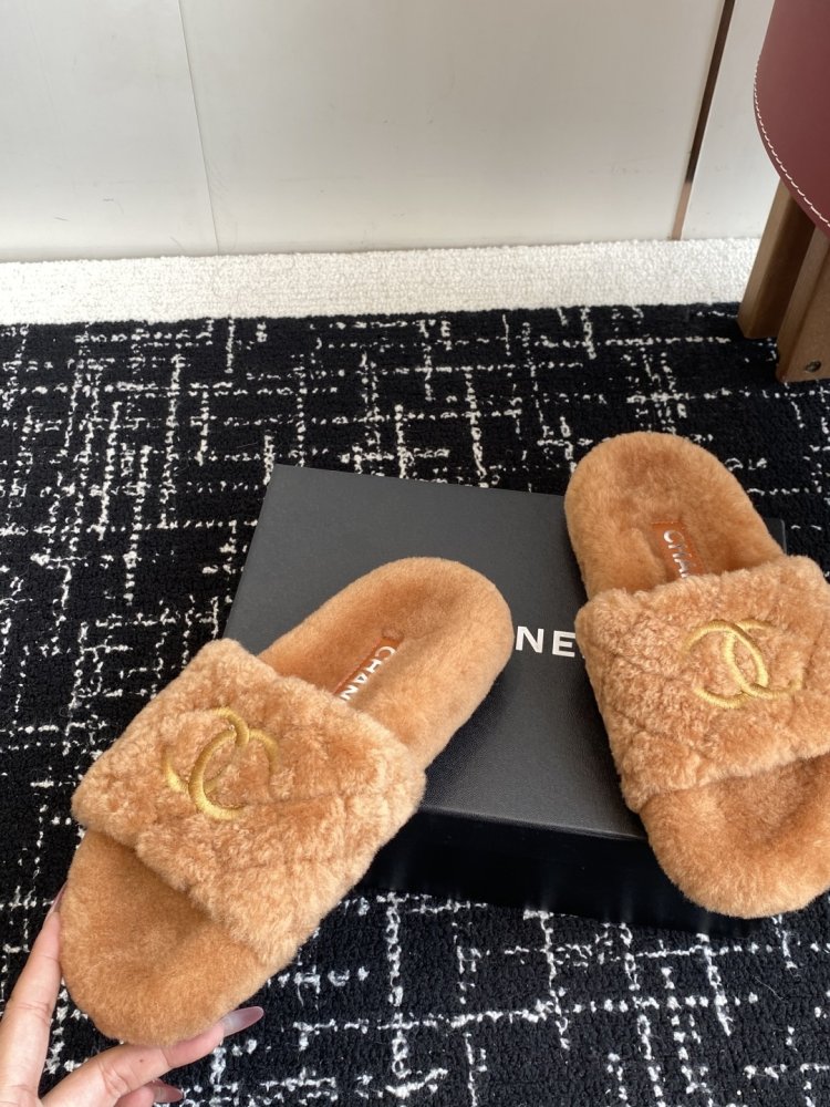 Пушистые меховые тапочки Chanel фото 7