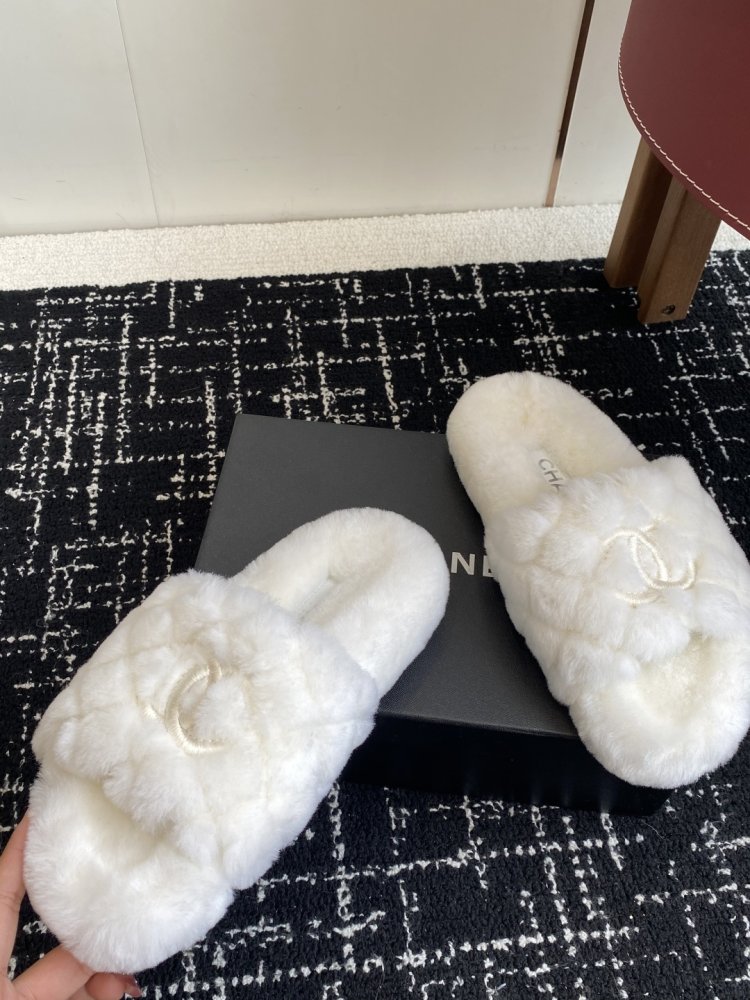 Пушистые меховые тапочки Chanel фото 7
