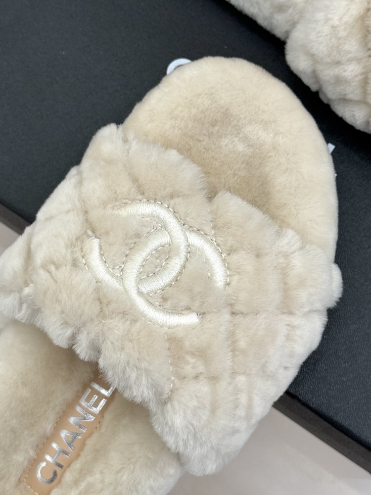 Fluffy fur slippers Chanel фото 7