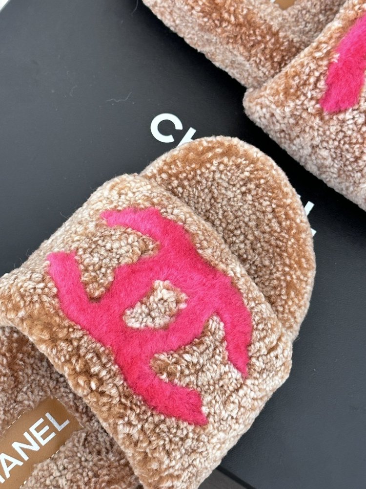 Пушистые меховые тапочки Chanel фото 7