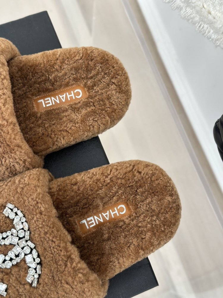 Пушистые меховые тапочки Chanel фото 8