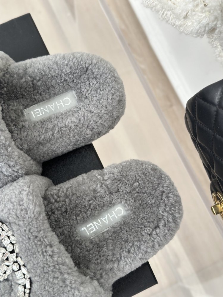 Пушистые меховые тапочки Chanel фото 8