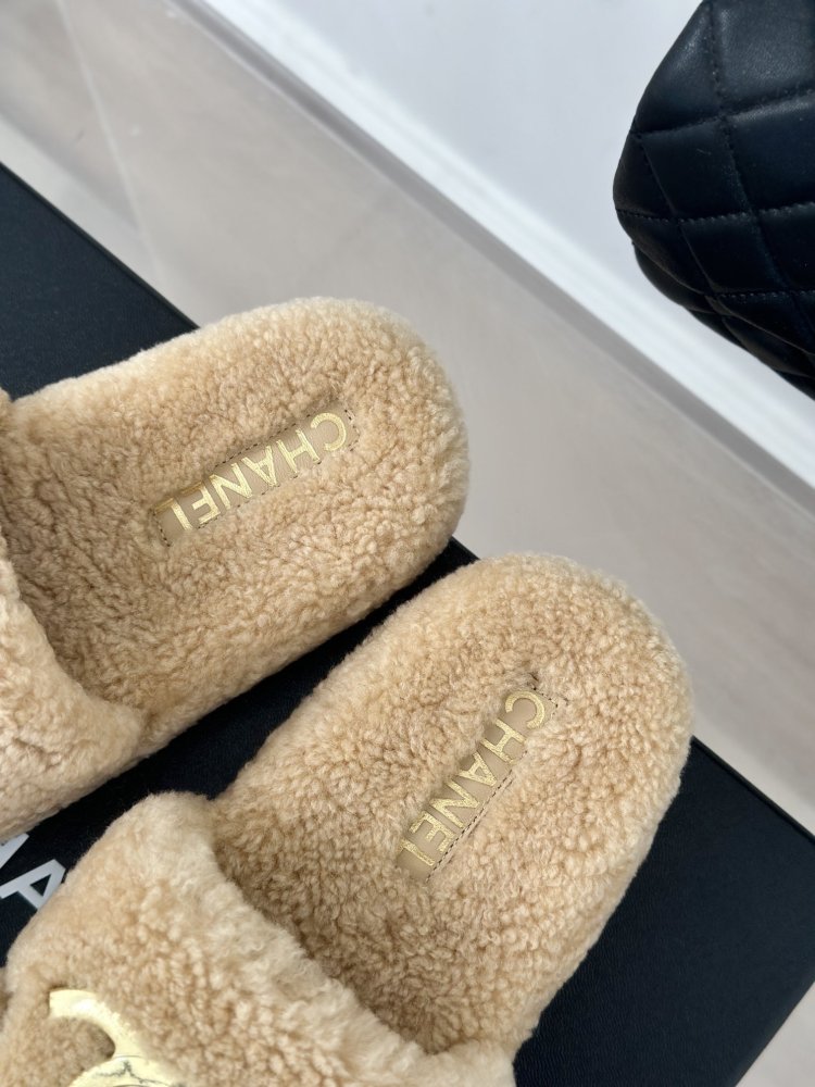 Пушистые меховые тапочки Chanel фото 8