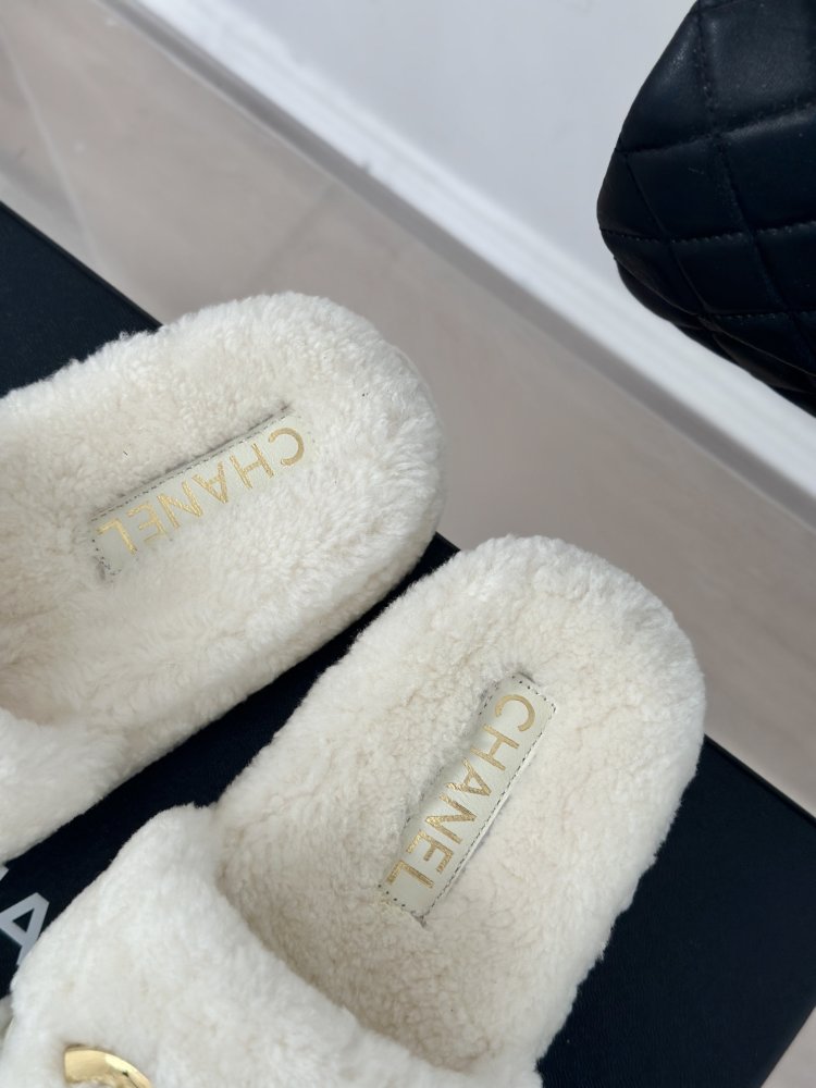 Пушистые меховые тапочки Chanel фото 8