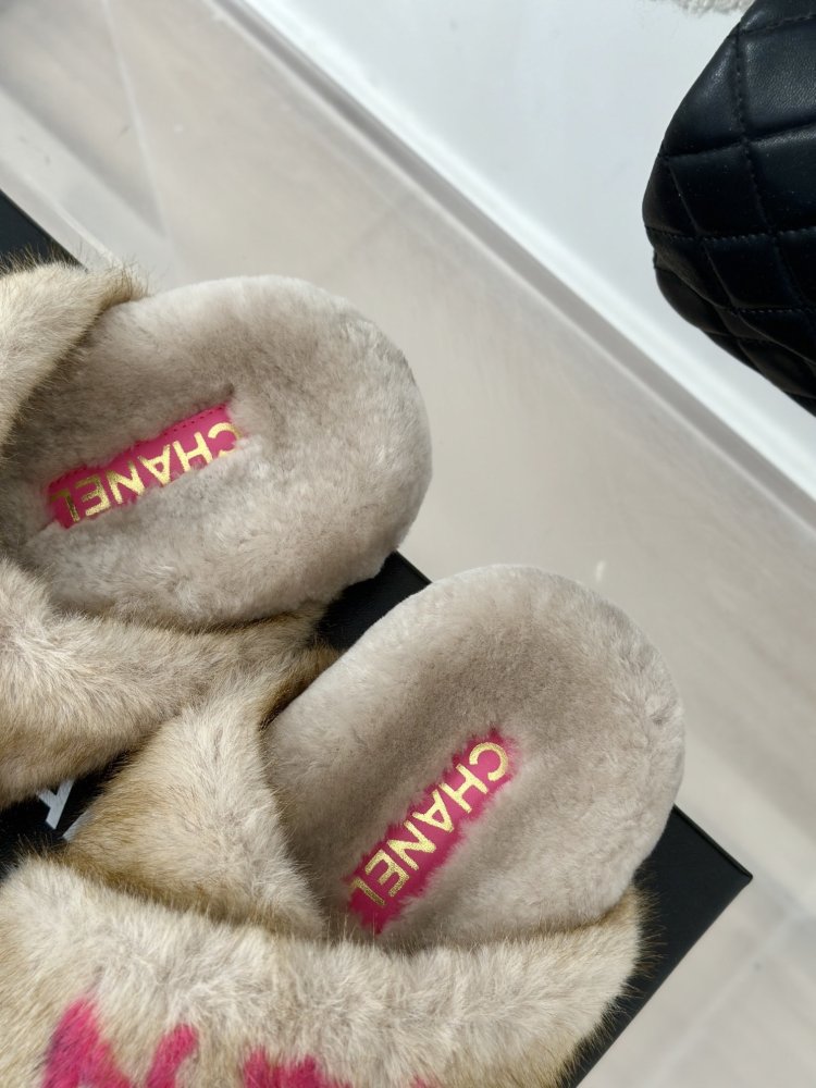 Пушистые меховые тапочки Chanel фото 8