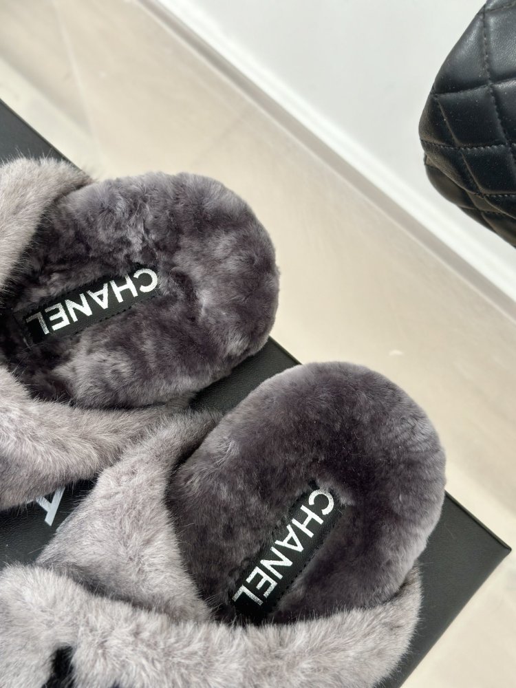 Пушистые меховые тапочки Chanel фото 8