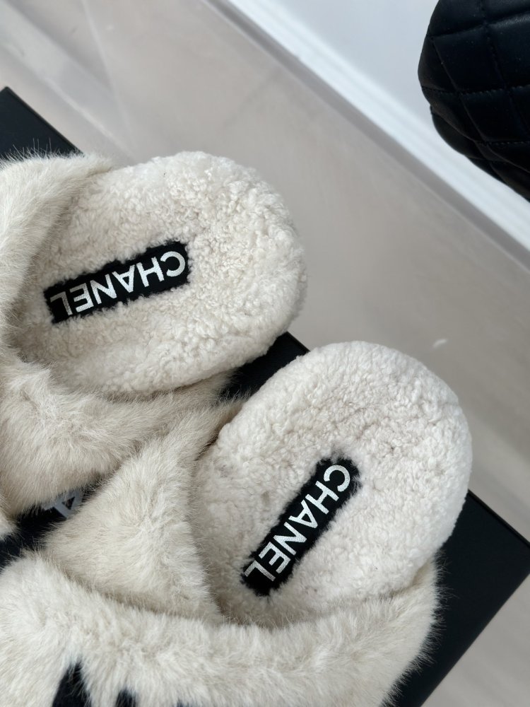 Пушистые меховые тапочки Chanel фото 8