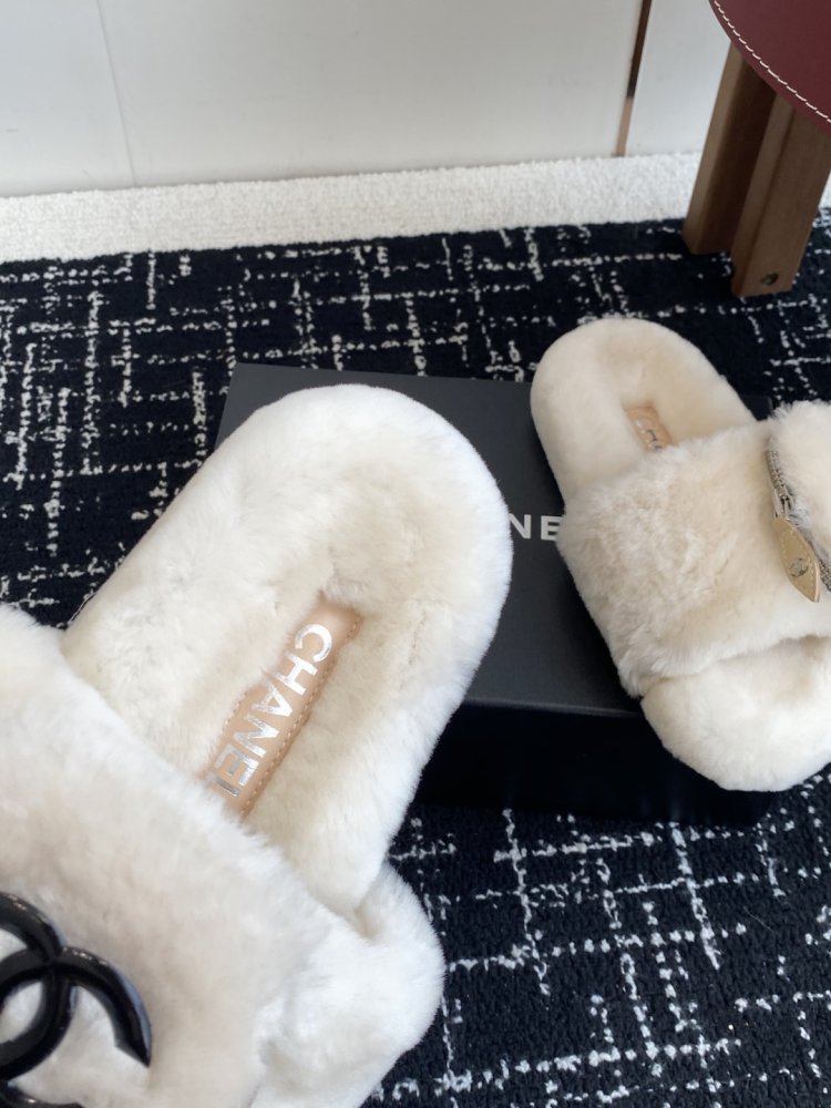 Пушистые меховые тапочки Chanel фото 8