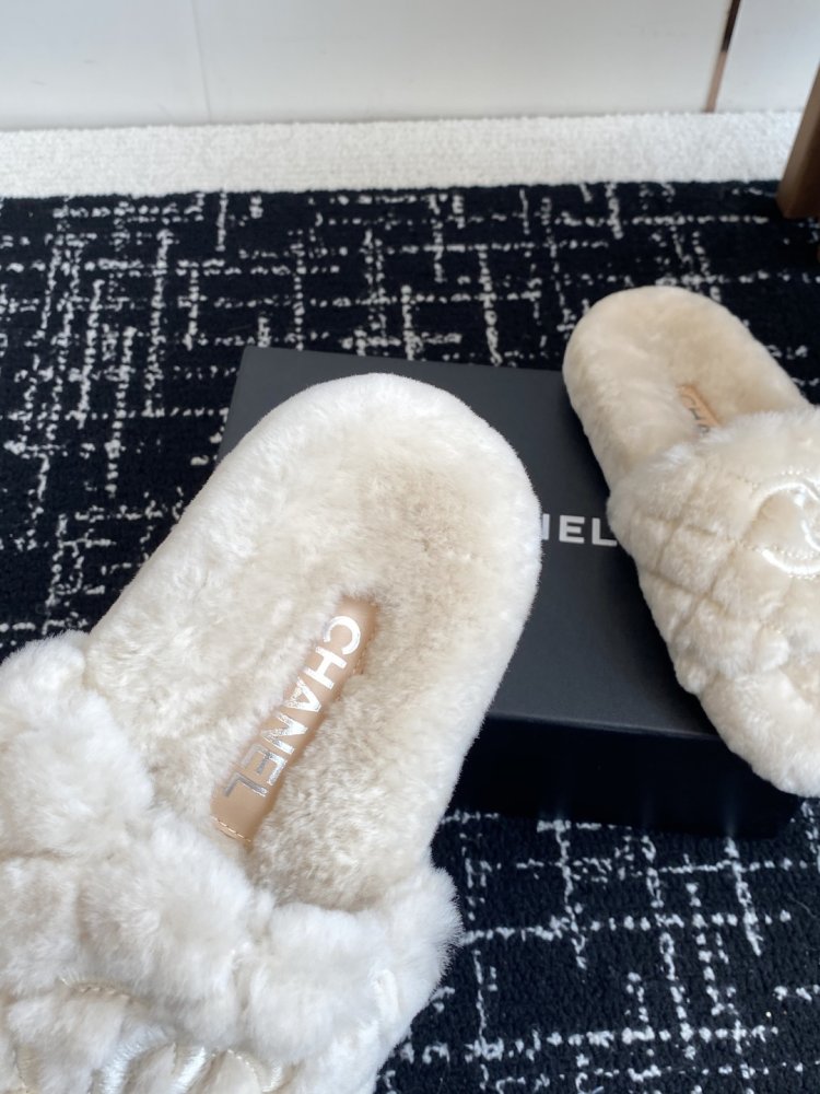 Пушистые меховые тапочки Chanel фото 8