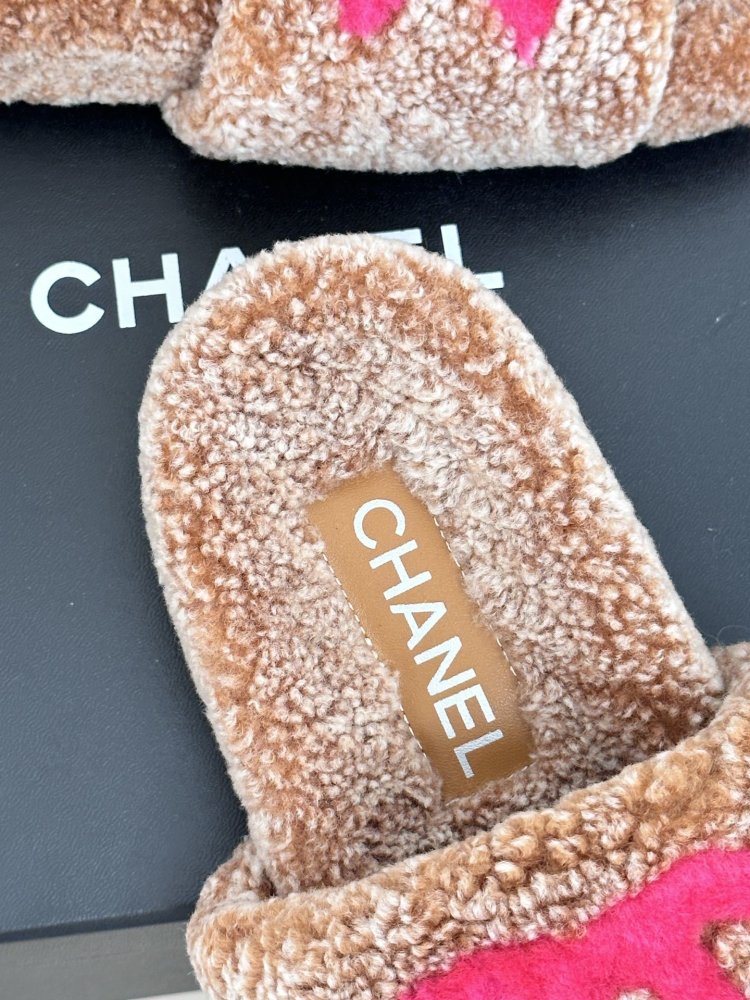 Пушистые меховые тапочки Chanel фото 8
