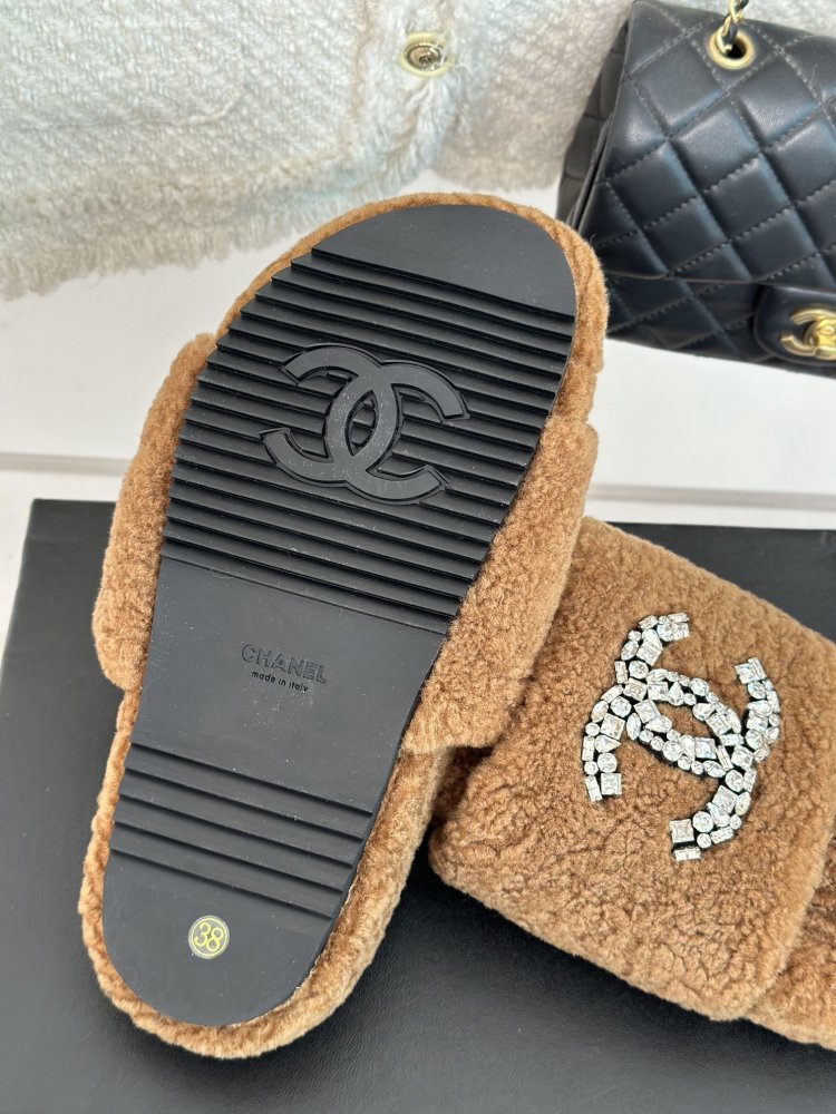 Пушистые меховые тапочки Chanel фото 9