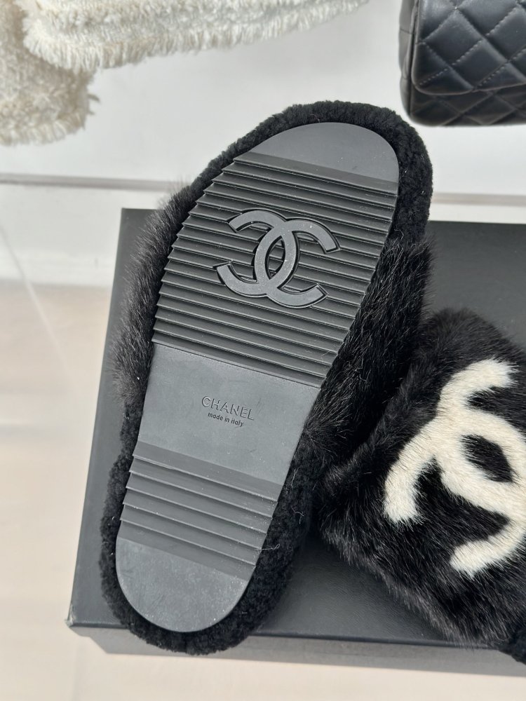 Пушистые меховые тапочки Chanel фото 9