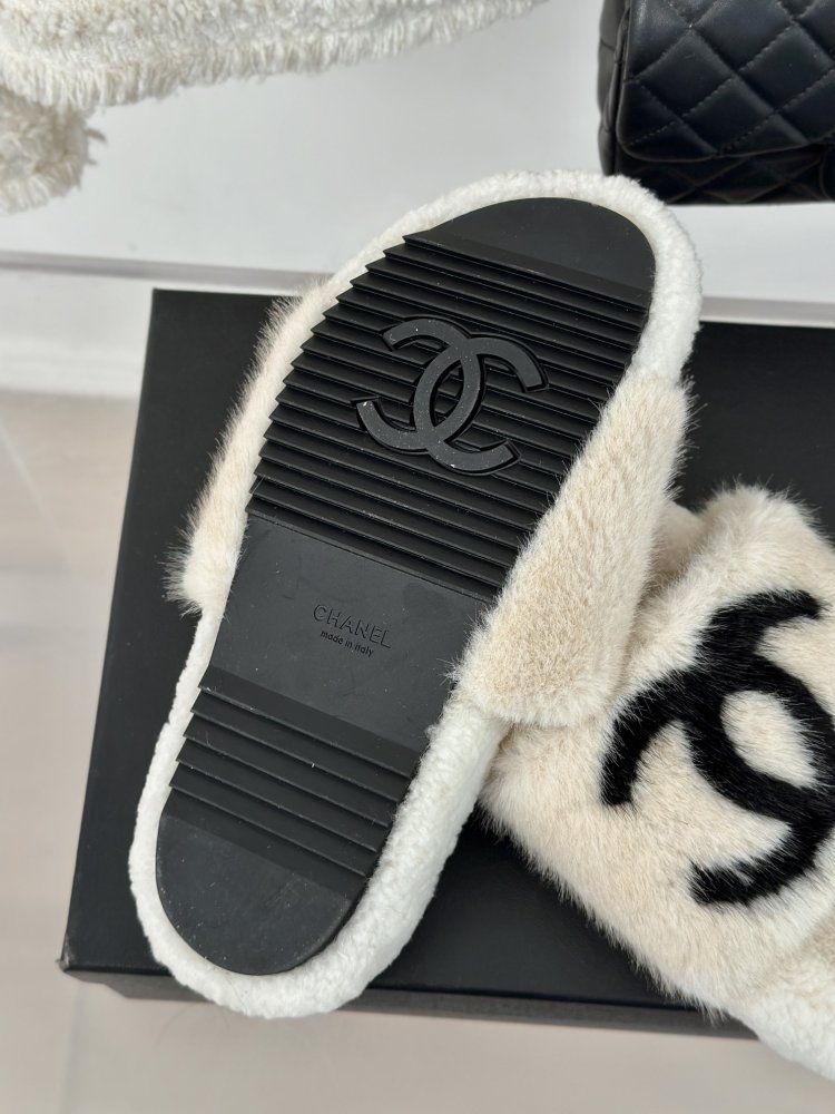 Пушистые меховые тапочки Chanel фото 9