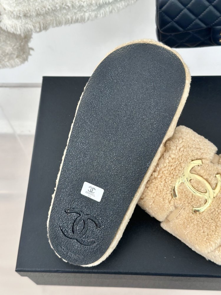 Пушистые меховые тапочки Chanel фото 9