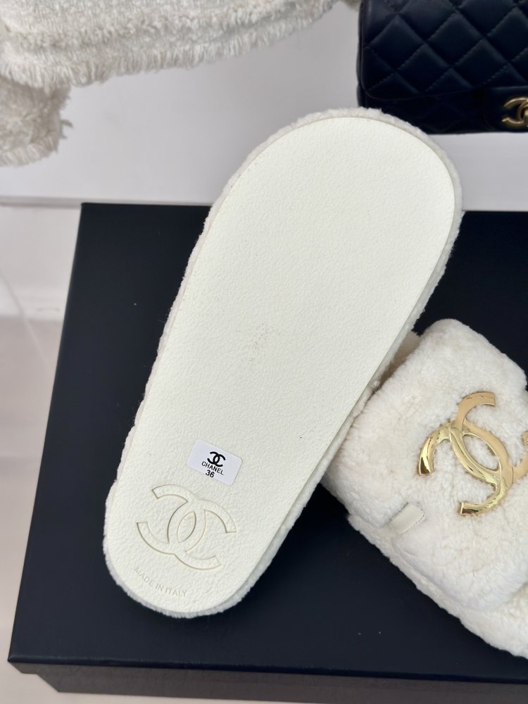 Пушистые меховые тапочки Chanel фото 9