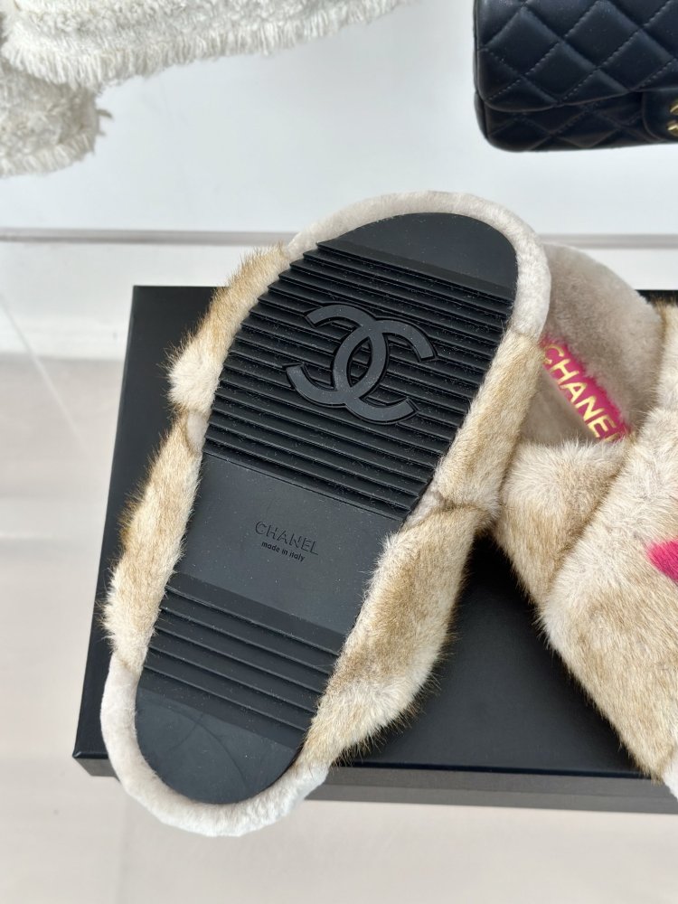 Пушистые меховые тапочки Chanel фото 9