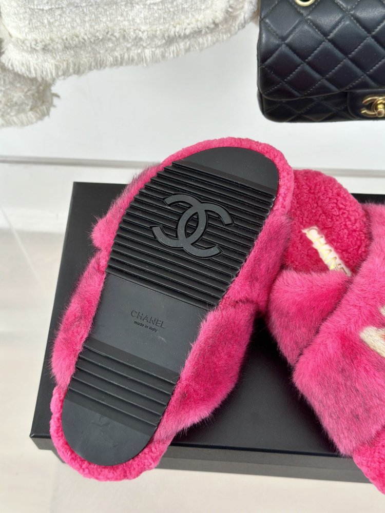 Пушистые меховые тапочки Chanel фото 9