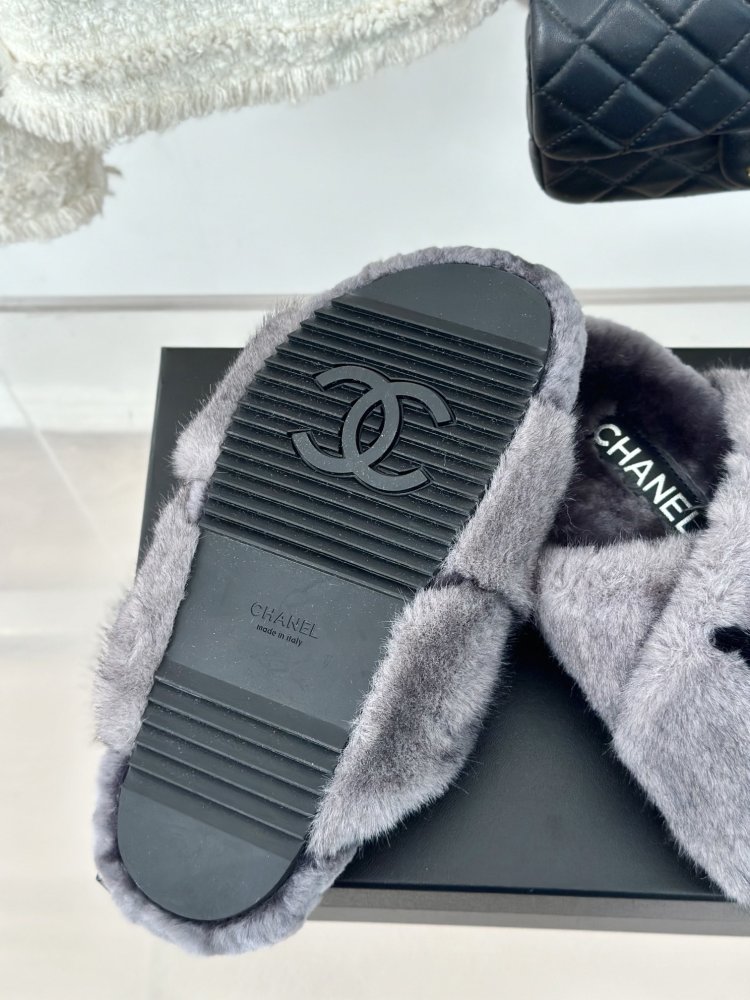 Пушистые меховые тапочки Chanel фото 9