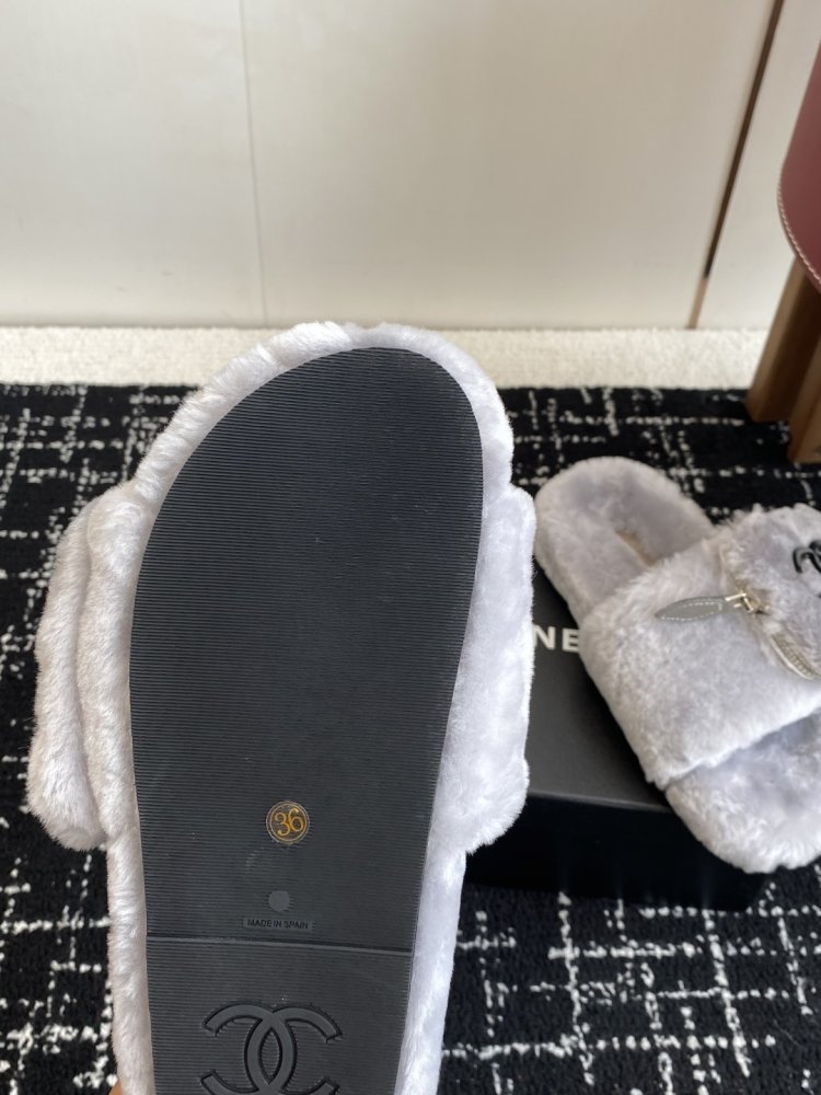 Пушистые меховые тапочки Chanel фото 9