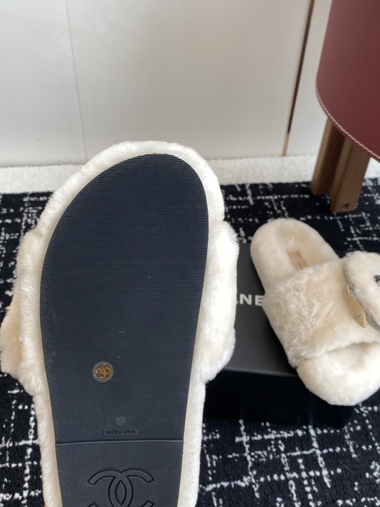 Пушистые меховые тапочки Chanel фото 9