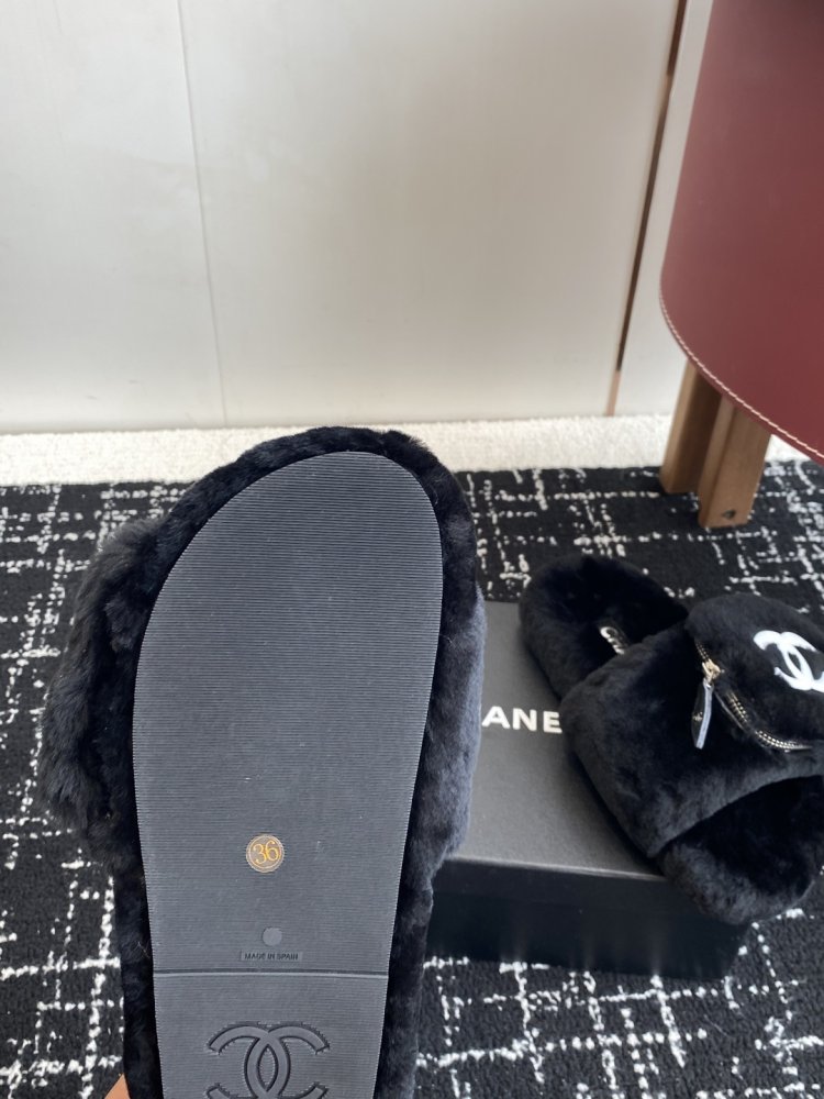 Пушистые меховые тапочки Chanel фото 9