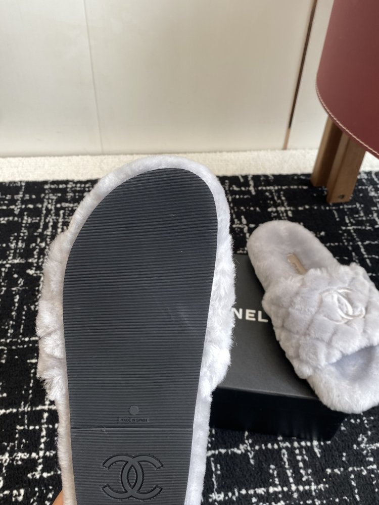 Пушистые меховые тапочки Chanel фото 9