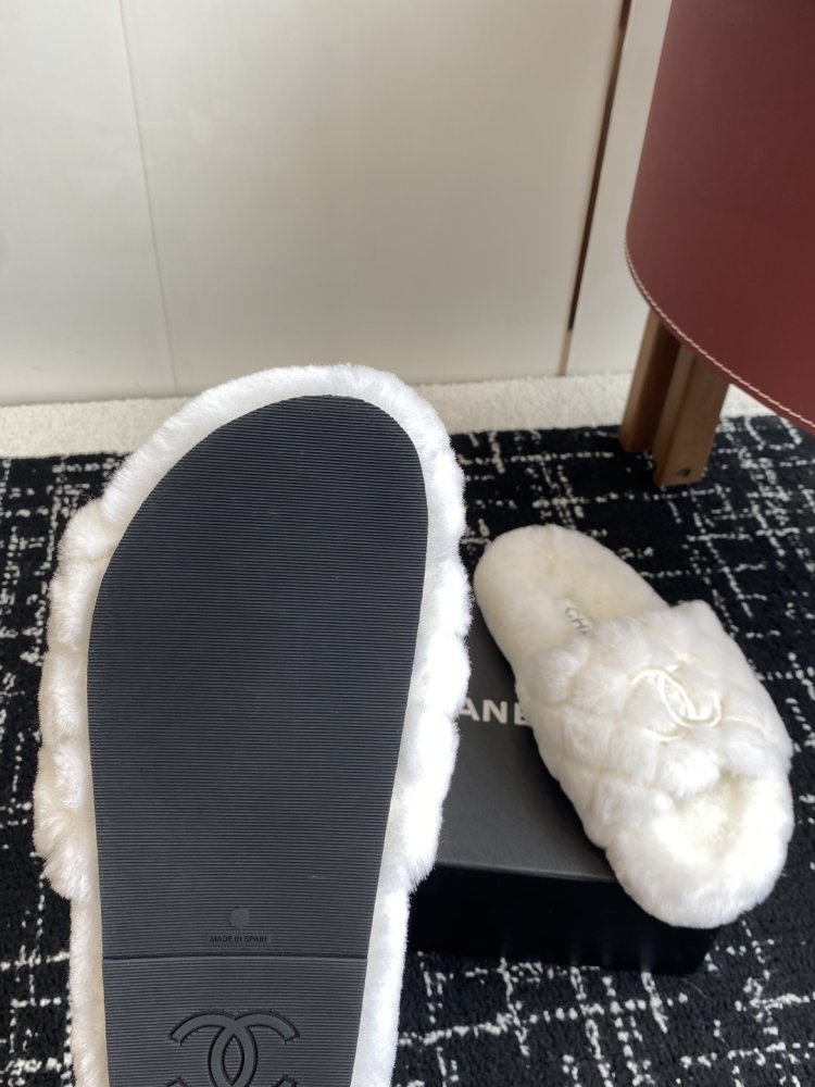 Пушистые меховые тапочки Chanel фото 9