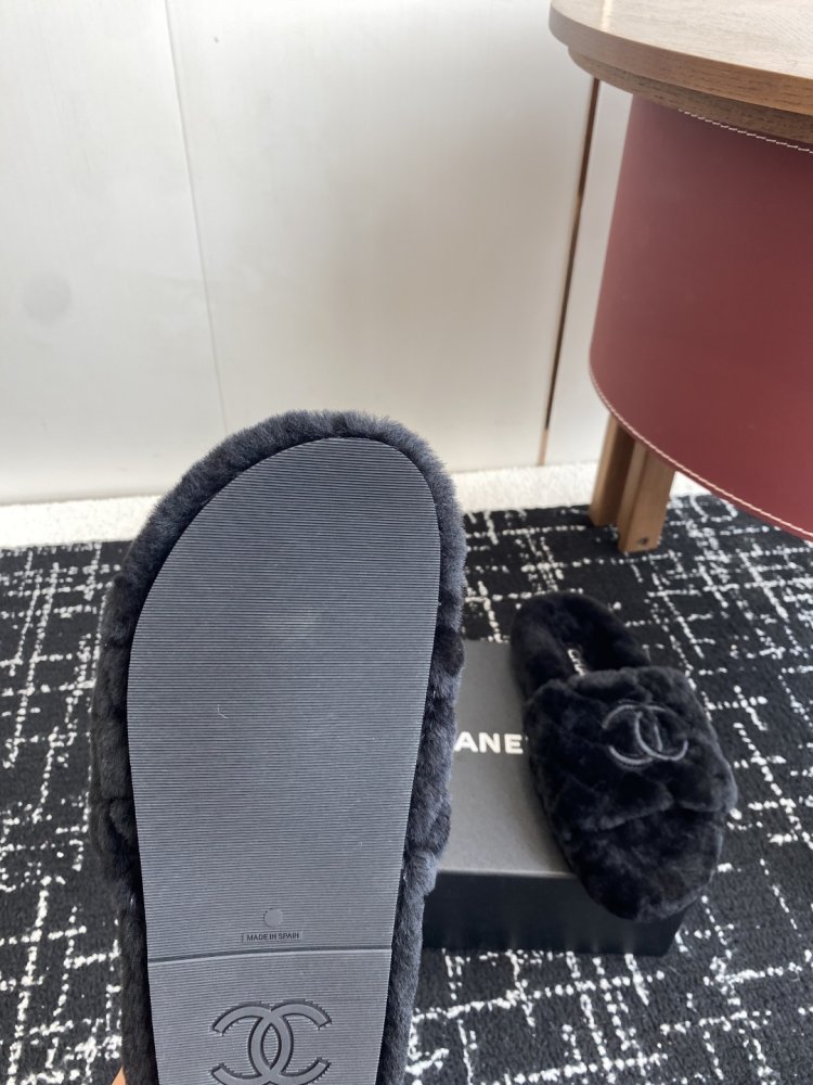 Пушистые меховые тапочки Chanel фото 9