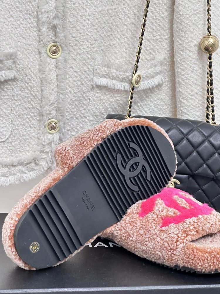Пушистые меховые тапочки Chanel фото 9