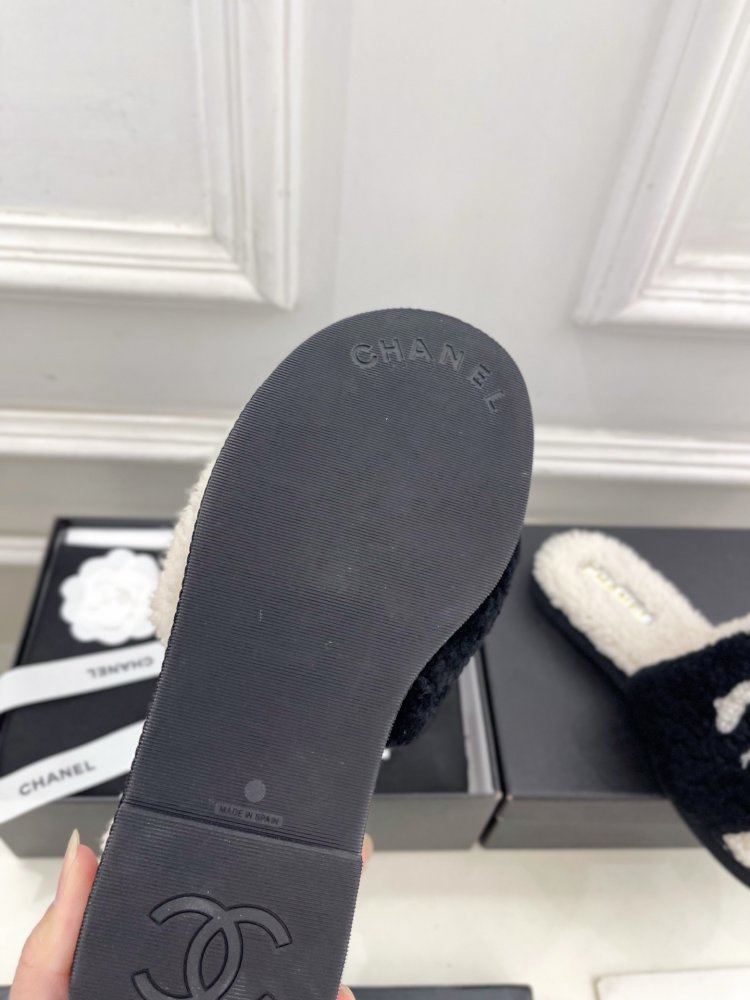 Fluffy fur slippers Chanel фото 9